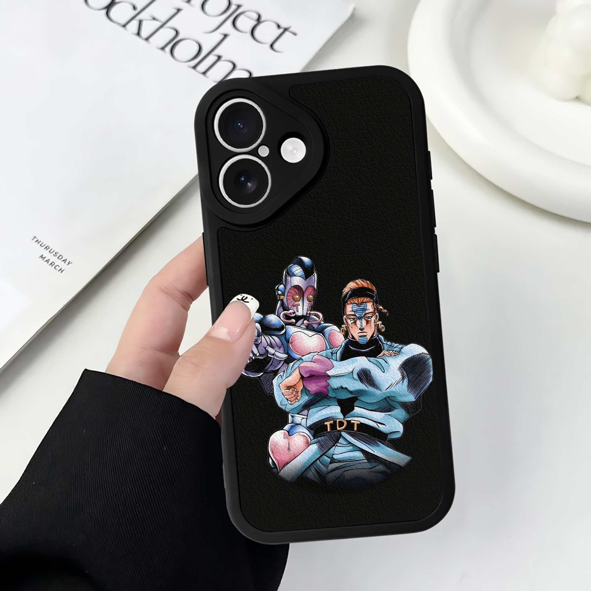 （画像用） ジョジョの奇妙な冒険 ひがしかた じょうすけ JoJo's Bizarre Adventure Higashikata Josuke 【iPhone 16シリーズ対応】シリコンスマホケース（レザー調） 材質：シリコン